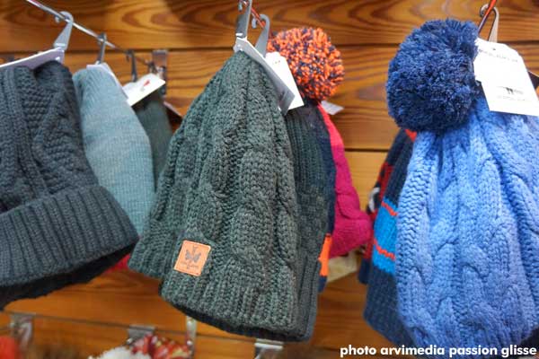 grand choix de bonnets en laine bien chaud pour l'hiver magasin de sport la clusaz