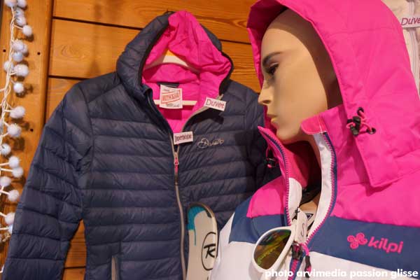 3 espaces à votre disposition, le magasin de vêtements, le coté location de ski, et matériel technique