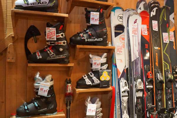 Grand choix de skis, chaussures, grandes marques, photo arvimedia guy degoutte
