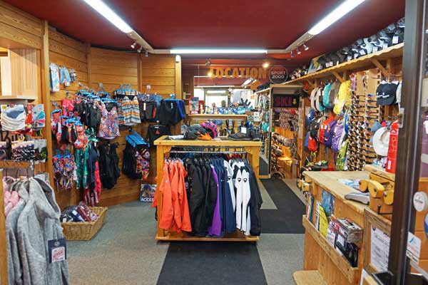 nouvelle collection 2018 vêtement et accessoires pour la randonnée, articles techniques photo arvimedia